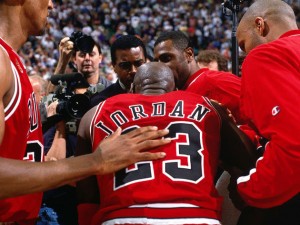 Al rientro in panchina tutti i compagni sostennero MJ, capace per l'ennesima volta di chiudere i conti portando i Bulls al successo
