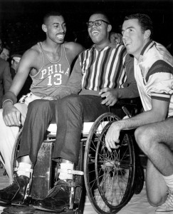 Stokes (al centro) e Twyman (a destra) con Wilt Chamberlain durante una partita di beneficenza