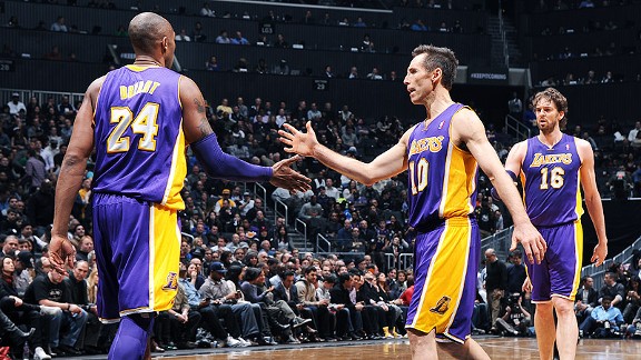 Steve-Nash-e-Kobe-Bryant-si-incitano-durante-la-vittoria-dei-Los-Angeles-Lakers-contro-i-Brooklyn-Nets