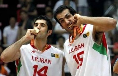 Nikkhah Bahrami, 19 punti, sulla sinistra, e Hamed Haddadi, MVP del torneo, sulla destra