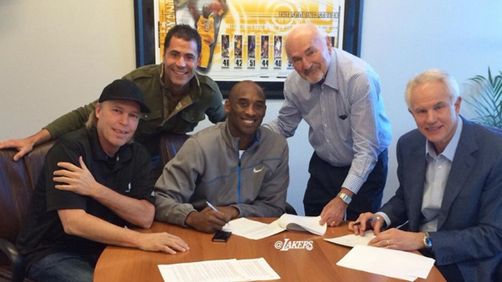 Il #24 dei Lakers, Kobe Bryant, al momento della firma