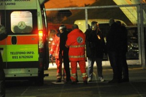 Un poliziotto è rimasto ferito durante gli scontri tra i tifosi di Bologna e Pesaro (fonte: restodelcarlino.it)
