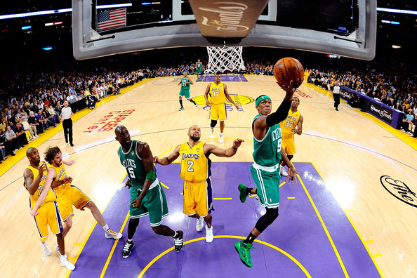 Rajon Rondo batte agevolmente la difesa dei Lakers, il #9 biancoverde sarà l'ultimo ad arrendersi