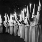 Il Ku-Klux-Klan, fenomeno razziale totalmente sconosciuto agli europei.