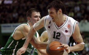 Montepaschi's Lavrinovic goes past Zalgiris' Jankunas during their Euroleague men's basketball game in Kaunas