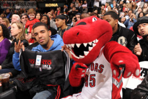 Drake ad una partita casalinga dei Raptors: di rado ne perde una.