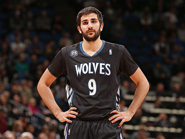 Ricky-Rubio-feels-the-weight-of-the-world-and-some-sleeves-on-his-shoulders.-Jordan-Johnson-NBAE-Getty-Images