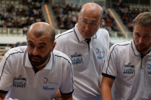 Coach Buscaglia col suo staff (www.aquilabasket.it)
