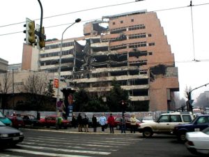 Palazzo governativo distrutto a Belgrado.