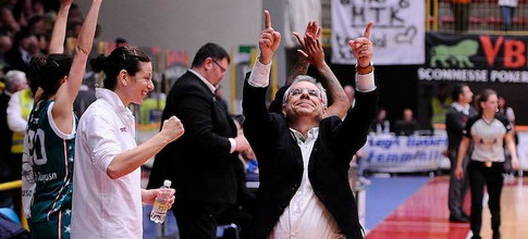 Coach N. Molino festeggia una vittoria
