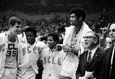 La squadra campione nella stagione 1966-67; alla sinistra di Wooden un giovanissimo Kareem Abdul Jabbar.