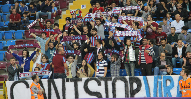 I tifosi del Trabzonspor festeggiano la seconda vittoria stagionale