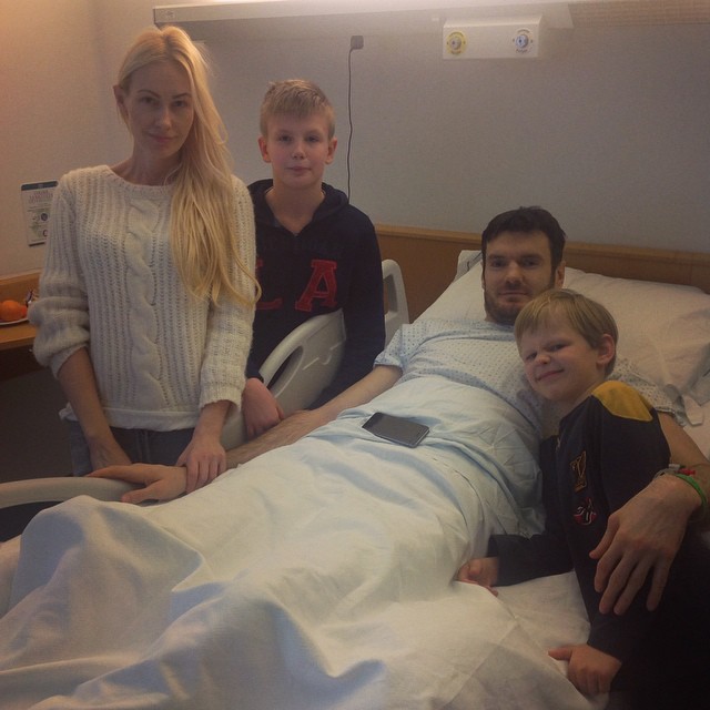 Lavrninovic con la famiglia all'ospedale di Milano.