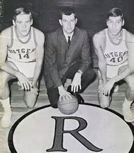 Jim Valvano (a destra) giocatore a Rutgers.
