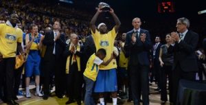 Rice celebra la vittoria dell'MVP delle Final Four con il figlio Ashawn (i due sono inseparabili) che gli cinge la vita piangendo.