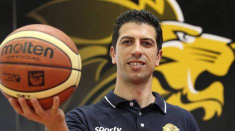 Il coach Antimo Martino ha rinnovato ufficialmente il suo contratto con il Basket Ravenna (ilrestodelcarlino.it).