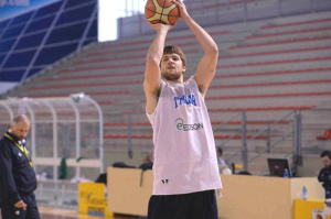 Valerio Cucci è ufficialmente un nuovo giocatore della Mens sana Basket (sineafree.it).
