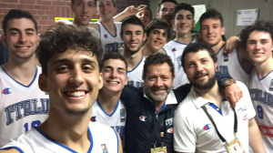 Gli Azzurrini festeggiano il terzo posto dopo la vittoria contro la Francia (profilo Instagram italbasket)
