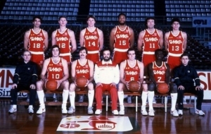 La formazione dell'Olimpia Milano che vinse la Coppa Korac nel 1985 (museodelbasket-milano)