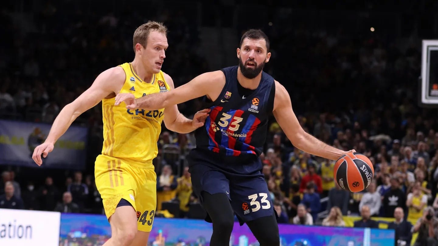 Matteo Andreani on Twitter: Incredible mistake at the table during  EuroLeague game between Alba Berlin - FC Barcelona. The clock remains  stopped at 4.7 seconds despite the ball being in play for