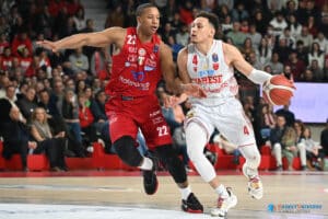 Colbey Ross in palleggio contro Devon Hall 