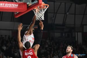 Jaron Johnson schiaccia vola al ferro contro Brandon Davies 